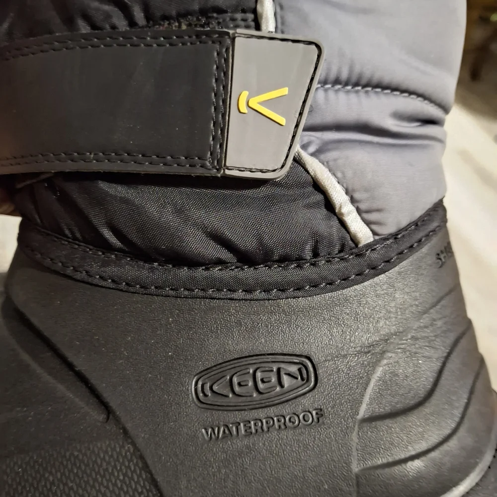 Kid's Keen Black Winter Boots Size 5
